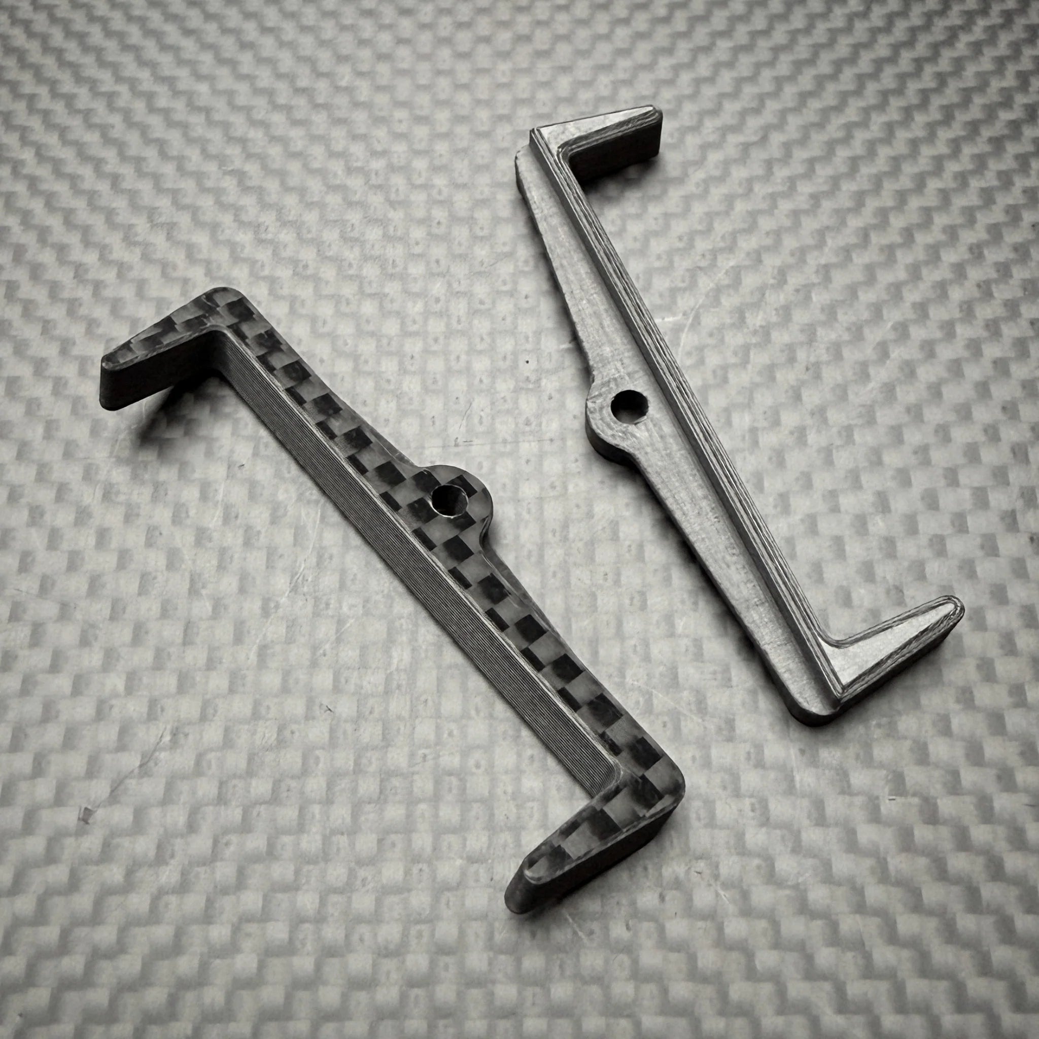R1WURKS 920271  R1B Battery Mount, Transverse, Carbon Fiber