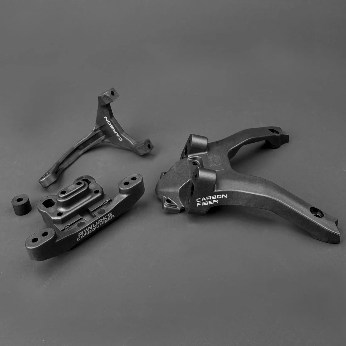 R1WURKS 920319 R1B Carbon Front Chassis Brace and Bulkhead